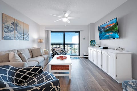 Oceanfront with great beach views from all rooms & balcony, heated pool, and garage House in Daytona Beach