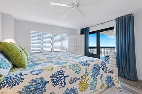 Oceanfront with great beach views from all rooms & balcony, heated pool, and garage House in Daytona Beach
