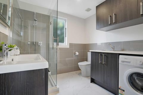 4 Car Parking Fireplace 3 BR 2 BA Work Space House in Auckland