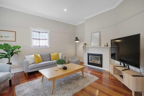 4 Car Parking Fireplace 3 BR 2 BA Work Space House in Auckland