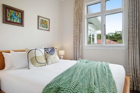 4 Car Parking Fireplace 3 BR 2 BA Work Space House in Auckland