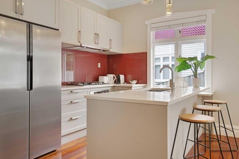 4 Car Parking Fireplace 3 BR 2 BA Work Space House in Auckland