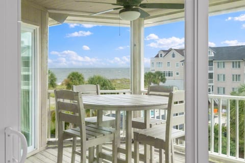 View (from property/room), Balcony/Terrace, Dining area