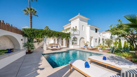 Property building, Garden, Garden view, Pool view, Swimming pool, sunbed