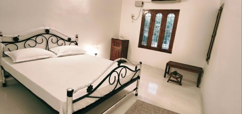 Bed, Photo of the whole room, Bedroom, air conditioner