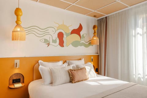 Bed, Photo of the whole room, Decorative detail, Bedroom