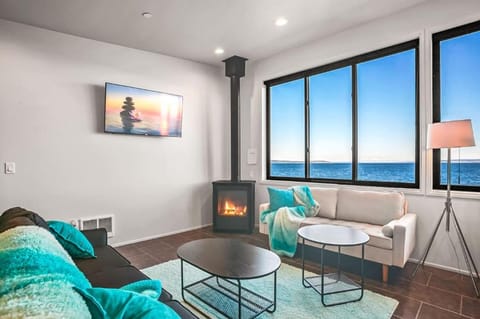 Waterfront Haven with Spectacular View in Bainbridge House in Bainbridge Island