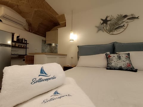 Bed, Photo of the whole room, towels