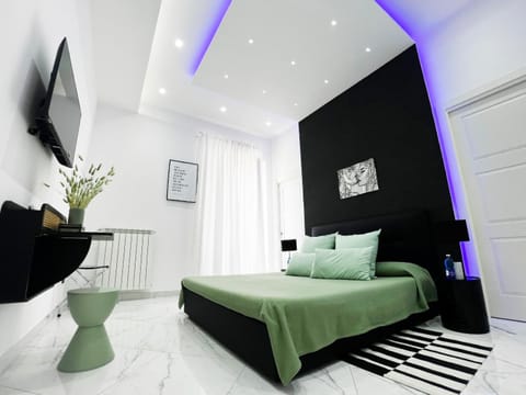 Bed, TV and multimedia, Photo of the whole room, Bedroom