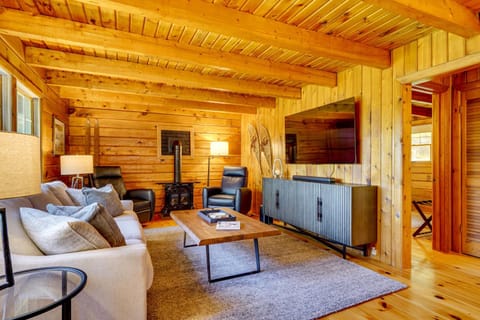 Private Spring-Fed Pond Idyllic Shrewsbury Cabin! Cabin in Vermont