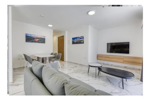 Modern Comfort by the Coast 2 BR Gem - by HostMT Apartment in Saint Paul's Bay