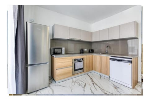 Modern Comfort by the Coast 2 BR Gem - by HostMT Apartment in Saint Paul's Bay