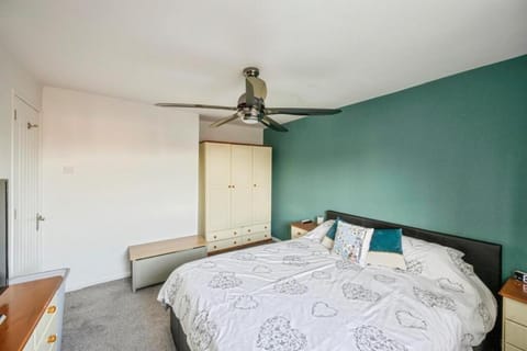 Warm & Spacious 3-Bed Retreat in Doncaster House in Doncaster