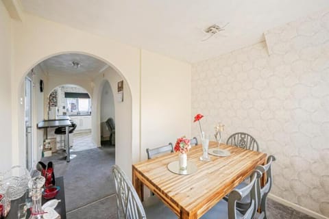 Warm & Spacious 3-Bed Retreat in Doncaster House in Doncaster