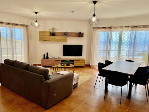 Communal lounge/ TV room, TV and multimedia, Living room, Seating area, Dining area