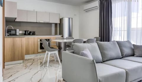 Bright & Modern 2-Bedroom Apartment - by HostMT Apartment in Saint Paul's Bay