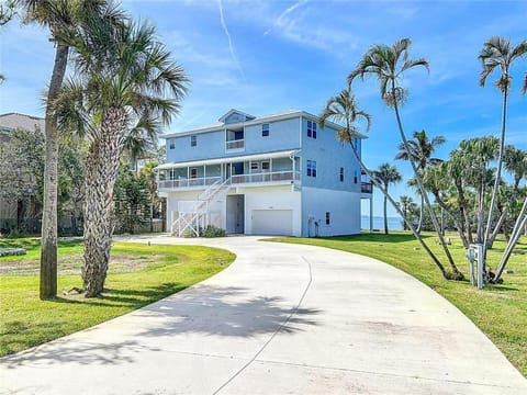 Private Family Waterfront Retreat 6BD-5BA Bring your Boat House in Bayshore Gardens