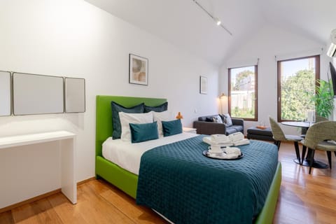 Bed, Living room, Seating area, Dining area, Bedroom, towels