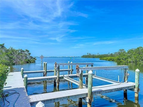 Waterfront Villa 3BD 3BA Townhome Side B Bring Your Boat House in Bayshore Gardens