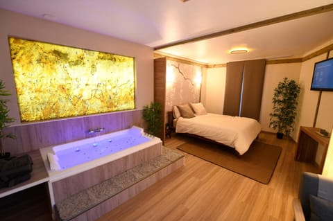 Hot Tub, Photo of the whole room