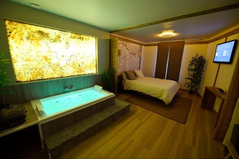 Hot Tub, Photo of the whole room
