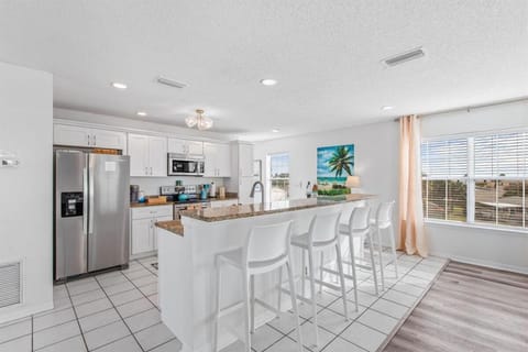 HeatedPool HotTub 3min2Beach GameRm PetFriendly House in Crescent Beach