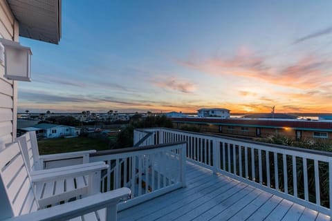 HeatedPool HotTub 3min2Beach GameRm PetFriendly House in Crescent Beach