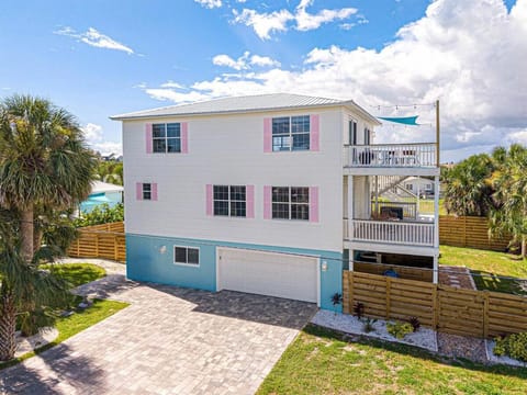 HeatedPool HotTub 3min2Beach GameRm PetFriendly House in Crescent Beach