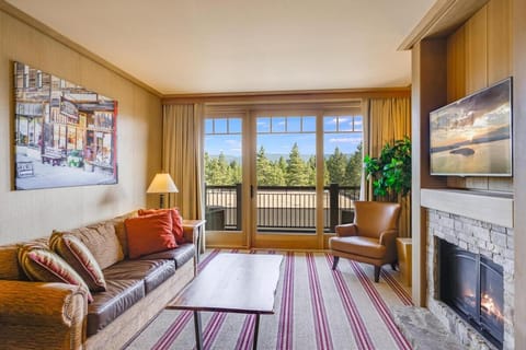Natural landscape, TV and multimedia, Living room, Seating area