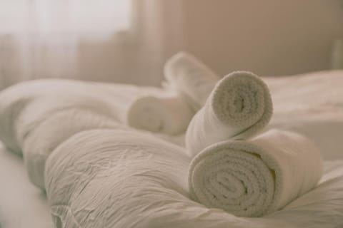 Bed, Bedroom, towels