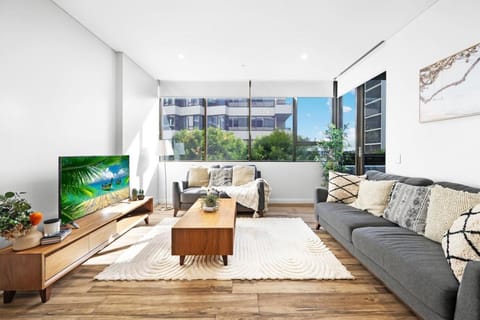 TV and multimedia, Living room, Evening entertainment