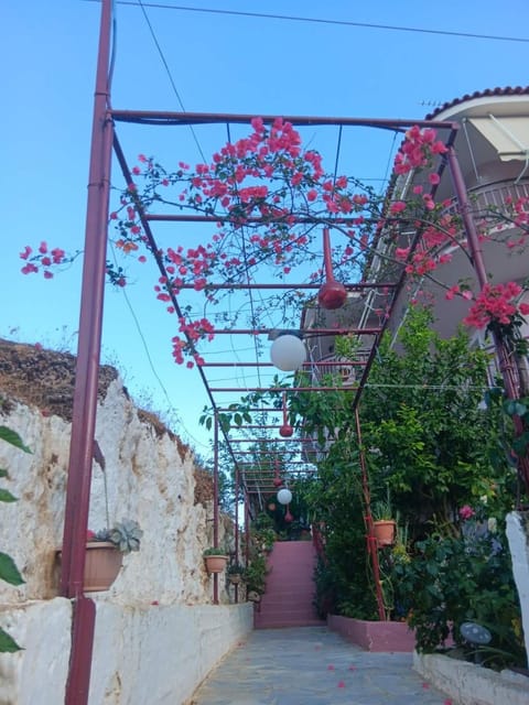 The Spring House Apartment in Tyros