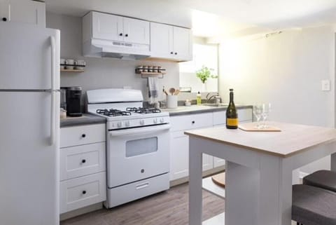 Two Bedroom Garden Apartment Apartment in Wicker Park