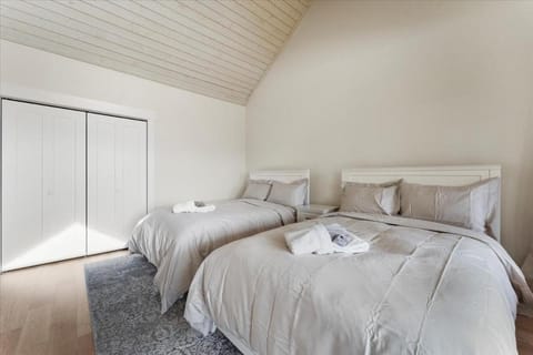 Eagle's Nest at Bolton Landing Chalet in Bolton Landing