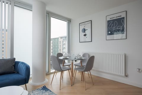 Living room, Seating area, Dining area, internet