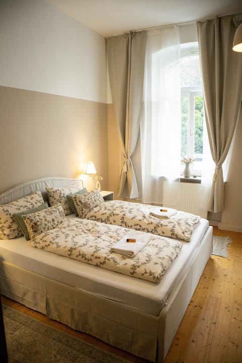 Photo of the whole room, Bedroom, towels