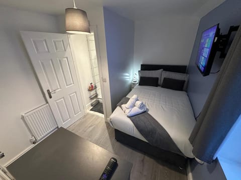 Bed, TV and multimedia, Photo of the whole room, Bedroom, towels, wardrobe