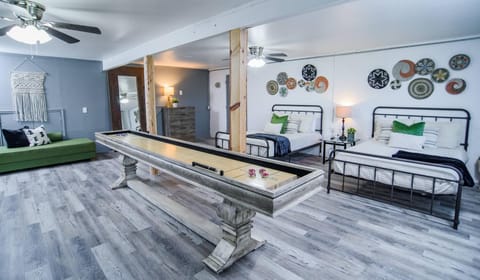 Bed, Activities, Game Room, TV and multimedia, Bedroom, Swimming pool, laundry