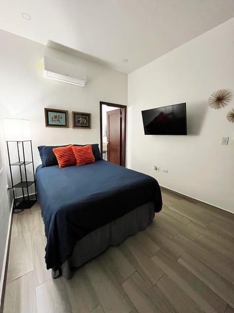 Bed, TV and multimedia, Photo of the whole room, Bedroom, air conditioner