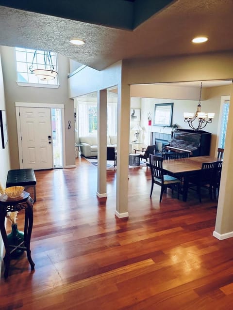 Teak and Jordan Estates- Sleeps 24! House in Albany