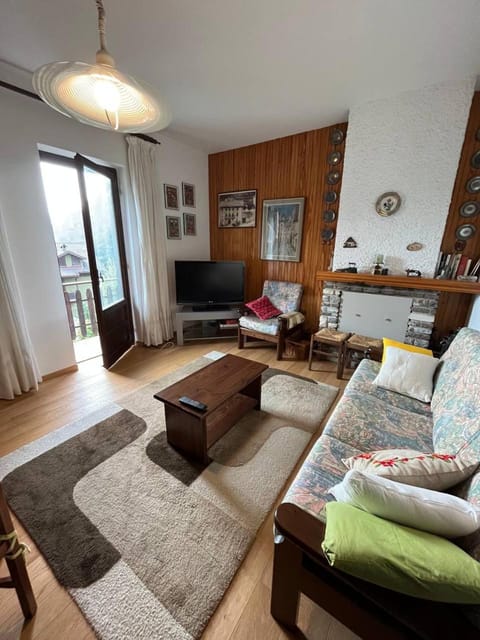 Day, Living room, Seating area