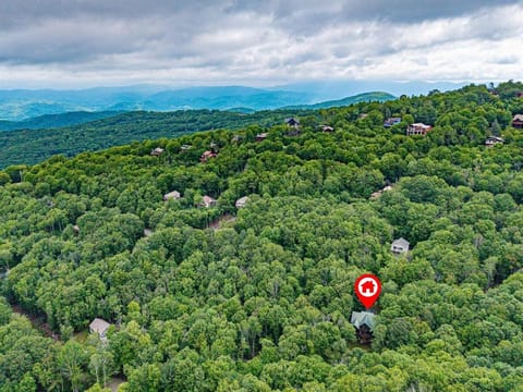 5 Min to Ski Private 2 Acres Creek Hot Tub Game Room Fire Pit Villa in Beech Mountain