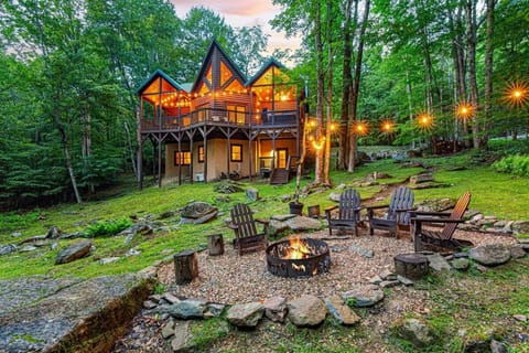 5 Min to Ski Private 2 Acres Creek Hot Tub Game Room Fire Pit Villa in Beech Mountain