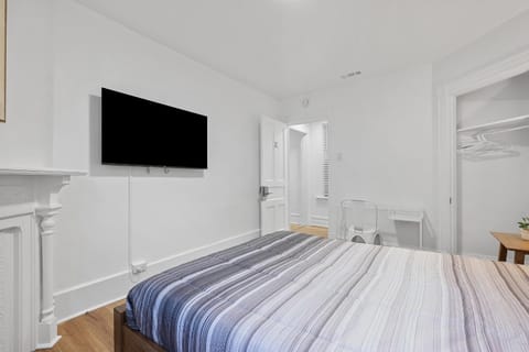 Pittsburgh Shadyside 2C Modern and Cozy Private Bedroom with Shared Bathroom Vacation rental in Shadyside
