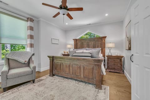 Lake House Near Two Marinas with Boat Parking House in Center Hill Lake