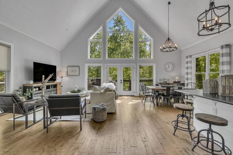 Lake House Near Two Marinas with Boat Parking House in Center Hill Lake