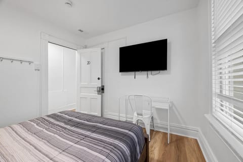 Pittsburgh Shadyside 2D Modern and Stylish Private Bedroom with Shared Bathroom Vacation rental in Shadyside