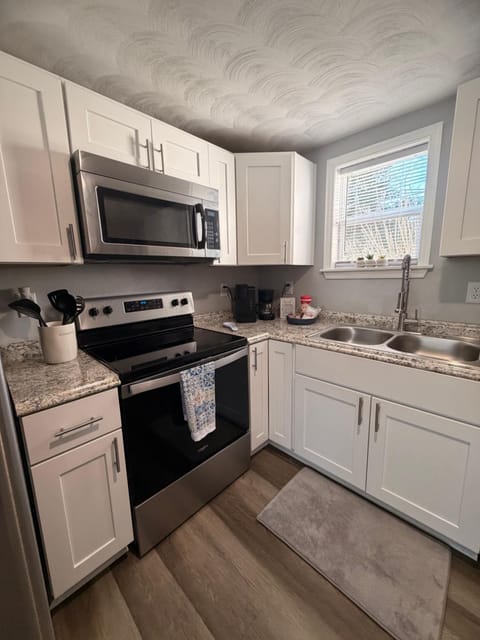 Cozy 2 Bdrm Cottage King bed House in Portsmouth