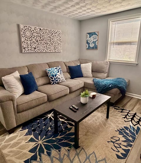 Cozy 2 Bdrm Cottage King bed House in Portsmouth