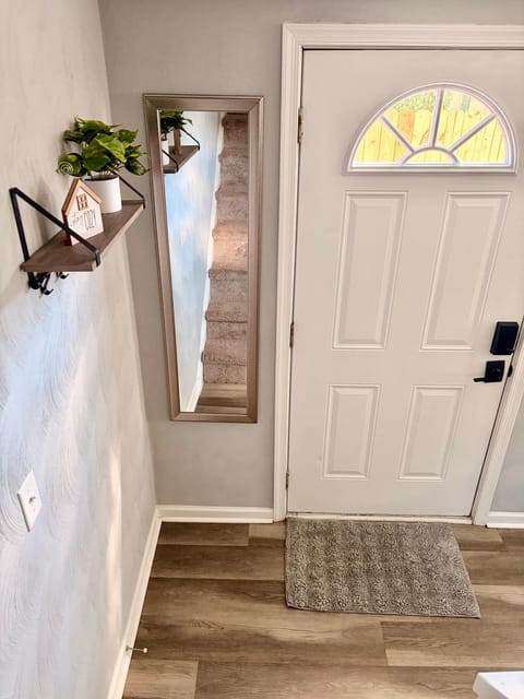 Cozy 2 Bdrm Cottage King bed House in Portsmouth